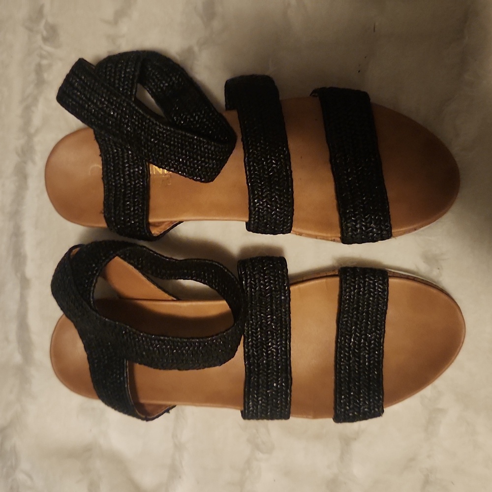 Strap around ankle black wide 8 1/2 Katherine malandrino